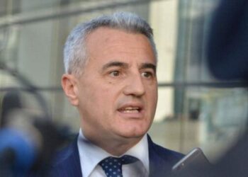 Koci i pakënaqur me numrin e protestuesve: Më shumë gazetarë dhe njerëz duke e pritur autobusë, sesa protestues