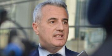 Koci i pakënaqur me numrin e protestuesve: Më shumë gazetarë dhe njerëz duke e pritur autobusë, sesa protestues