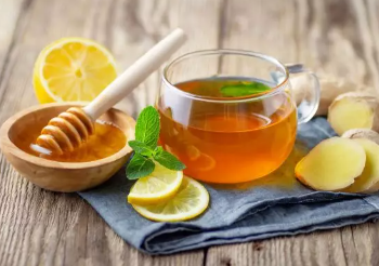 Kura Natyrale për Kollën: Mjaltë, Xhenxhefil, Shafran Indie dhe 4 Zgjidhje të Tjera Efektive