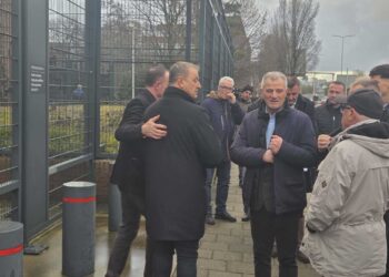 Familja Thaçi, ambasadori i Kosovës në Hagë e qytetarë mblidhen pranë objektit ku mbahen në paraburgim ish-krerët e UÇK-së