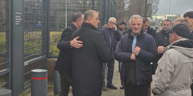 Familja Thaçi, ambasadori i Kosovës në Hagë e qytetarë mblidhen pranë objektit ku mbahen në paraburgim ish-krerët e UÇK-së
