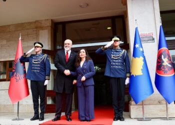 Edi Rama mbërrin në Kosovë, pritet nga Presidentja Vjosa Osmani