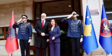 Edi Rama mbërrin në Kosovë, pritet nga Presidentja Vjosa Osmani