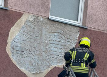 Bijen pjesë të fasadës së një objekti në Prishtinë, intervenojnë zjarrfikësit
