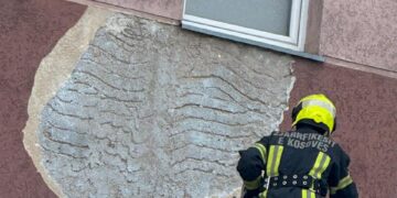 Bijen pjesë të fasadës së një objekti në Prishtinë, intervenojnë zjarrfikësit