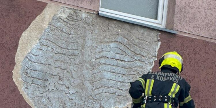 Bijen pjesë të fasadës së një objekti në Prishtinë, intervenojnë zjarrfikësit