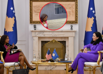 Numri një i Ambasadës së SHBA-së shihet duke shkuar në takim te presidentja Osmani, s’flet për media