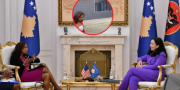 Numri një i Ambasadës së SHBA-së shihet duke shkuar në takim te presidentja Osmani, s’flet për media