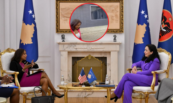 Numri një i Ambasadës së SHBA-së shihet duke shkuar në takim te presidentja Osmani, s’flet për media