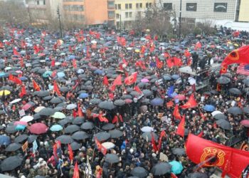 “Drejtësi, jo politikë”, mijëra qytetarë marshojnë në Prishtinë në mbështetje të ish-krerëve të UÇK-së