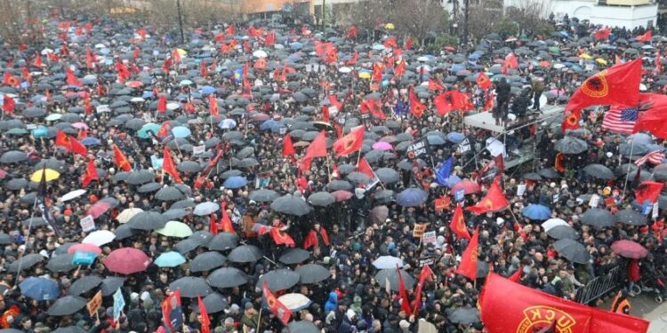 “Drejtësi, jo politikë”, mijëra qytetarë marshojnë në Prishtinë në mbështetje të ish-krerëve të UÇK-së