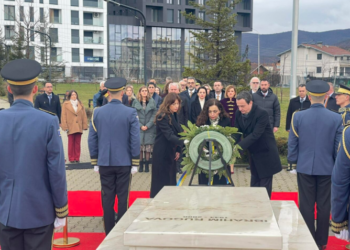 Krerët e shtetit bëjnë homazhe te varri i Ibrahim Rugovës në 18-vjetorin e pavarësisë 4