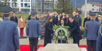 Krerët e shtetit bëjnë homazhe te varri i Ibrahim Rugovës në 18-vjetorin e pavarësisë 4