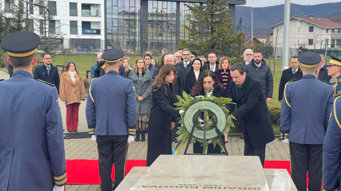 Krerët e shtetit bëjnë homazhe te varri i Ibrahim Rugovës në 18-vjetorin e pavarësisë 4