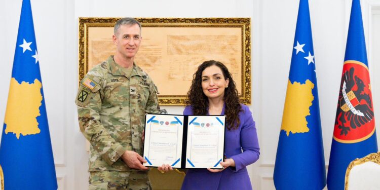 Presidentja Osmani priti komandantin në largim dhe komandantin e ri të Komandës Rajonale Lindje të KFOR-it amerikan