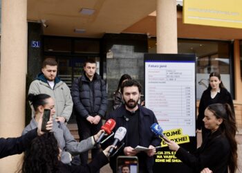 “Rritja e çmimit të rrymës na varfëron”: Rinia e Partia Demokratike e Kosovës proteston me faturë gjigante, alarmon për rritjen 21%