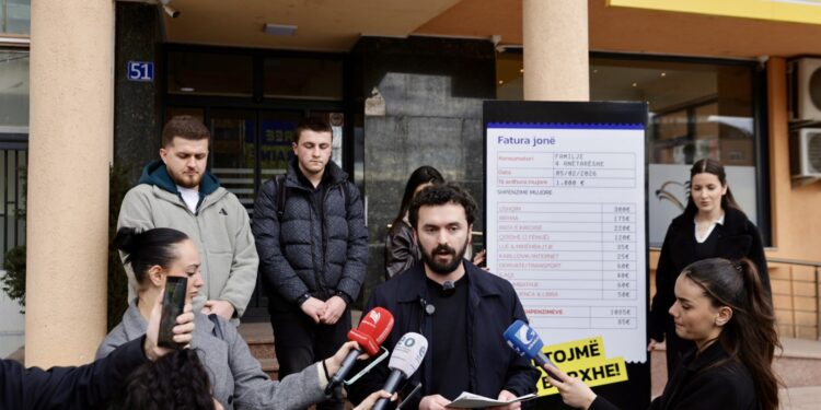 “Rritja e çmimit të rrymës na varfëron”: Rinia e Partia Demokratike e Kosovës proteston me faturë gjigante, alarmon për rritjen 21%