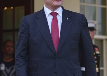 Petro Poroshenko: “Mos i besoni kurrë Putinit – ai është oficer i KGB-së”