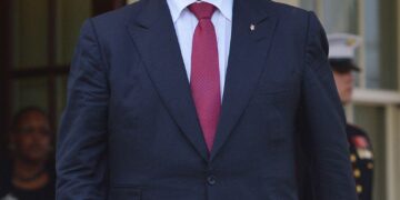 Petro Poroshenko: “Mos i besoni kurrë Putinit – ai është oficer i KGB-së”