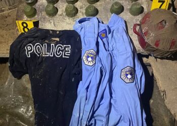 Policia e Kosovës gjen granata dore dhe pjesë uniformash në një shtëpi të braktisur në Zubin Potok
