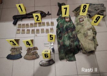 Policia në veri sekuestron armë, municion dhe granata në tri lokacione, s’ka të arrestuar