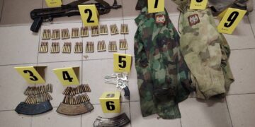 Policia në veri sekuestron armë, municion dhe granata në tri lokacione, s’ka të arrestuar