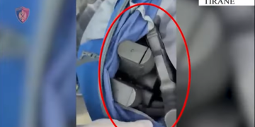 Nga Morina në Tufinë nën vëzhgim, arrestohet 27-vjeçari nga Kosova me 12 pistoleta “Glock”