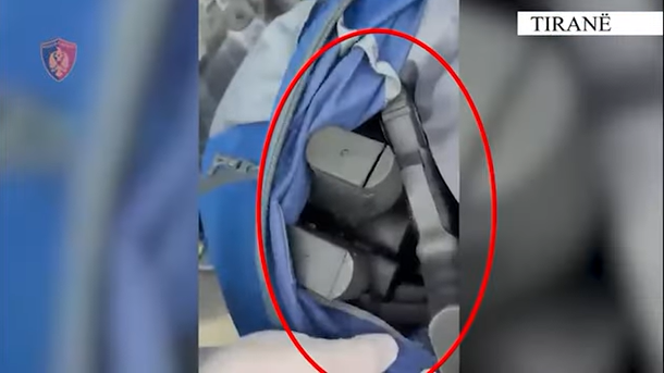 Nga Morina në Tufinë nën vëzhgim, arrestohet 27-vjeçari nga Kosova me 12 pistoleta “Glock”