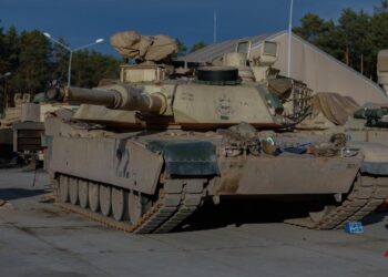 Siguria Polake Midis Riarmatimit Kombëtar dhe Garancive të SHBA-së