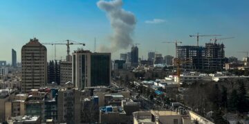Izraeli sulmon Iranin, mbyllet hapësira ajrore – raportime se edhe SHBA po kryen goditje ndaj Teheranit