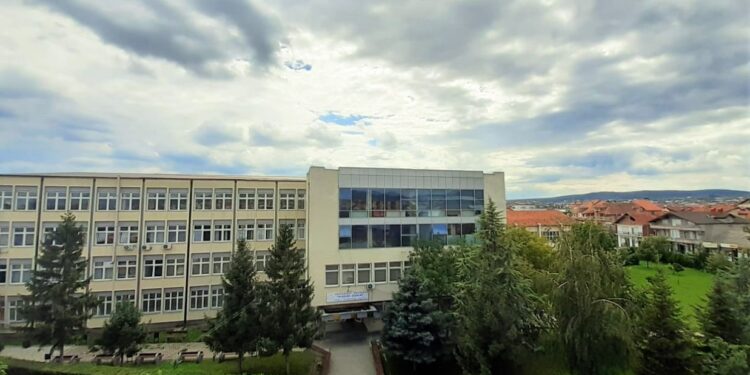 Injorancë institucionale në Universitetin “Kadri Zeka”: Aplikohet për program profesional te institucioni i gabuar, AKA e refuzon si jokompetente