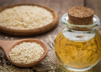 Përfitimet e vajit të susamit që do t’ju bindin ta shtoni në tryezë