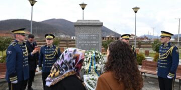 Presidentja Osmani kujton Elfete Humollin në përvjetorin e vrasjes: Guximi i saj frymëzon përjetësisht Kosovën