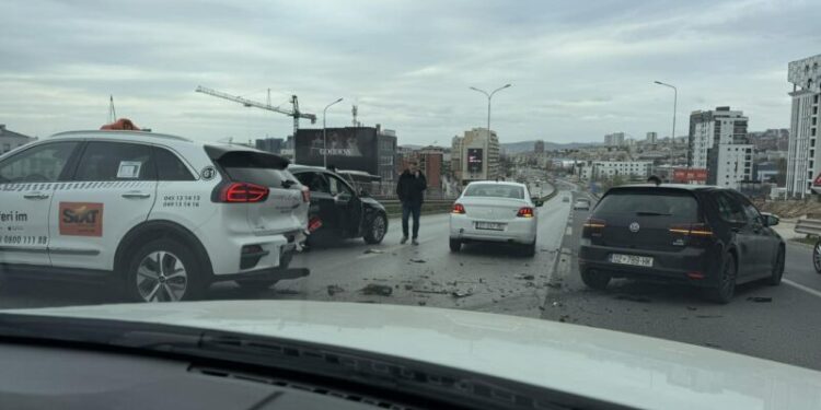 Aksident trafiku në Prishtinë: Përfshihen disa vetura, (FOTO)