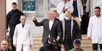 Një vit nga takimi i fundit i Thaçit me babanë e tij në spital: Në spital të thashë lamtumirë, nga Haga të them mirupafshim në parajsë!