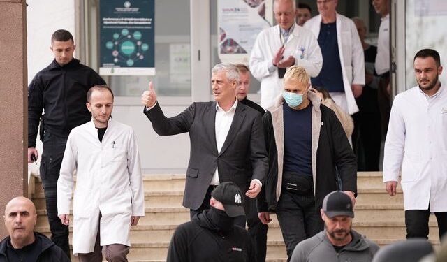 Një vit nga takimi i fundit i Thaçit me babanë e tij në spital: Në spital të thashë lamtumirë, nga Haga të them mirupafshim në parajsë!