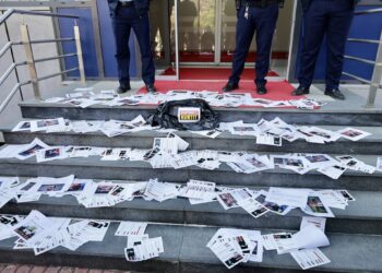 Rinia e PDK-së me aksion simbolik para Qeverisë, zbrazin thesin me mashtrimet e Kurtit për strukturat paralele: Luftë me fjalë, lëshime me vepra