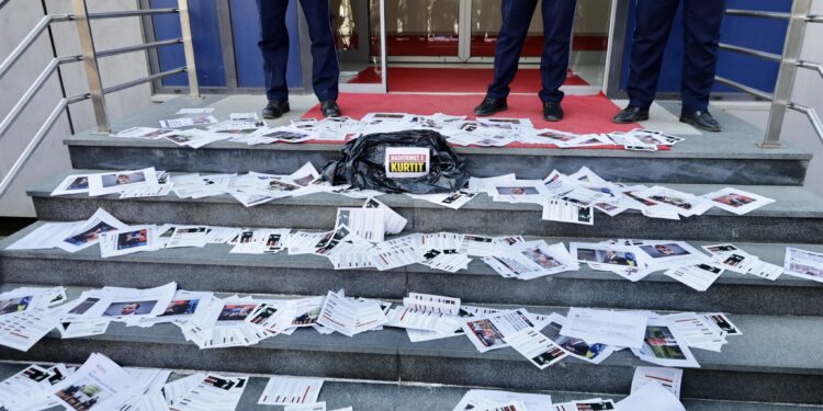 Rinia e PDK-së me aksion simbolik para Qeverisë, zbrazin thesin me mashtrimet e Kurtit për strukturat paralele: Luftë me fjalë, lëshime me vepra