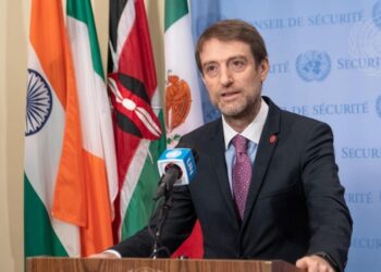 Ministri i Jashtëm i Shqipërisë flet në telefon me homologun në Maqedoni, i kërkon respektimin e ligjit për gjuhën shqipe