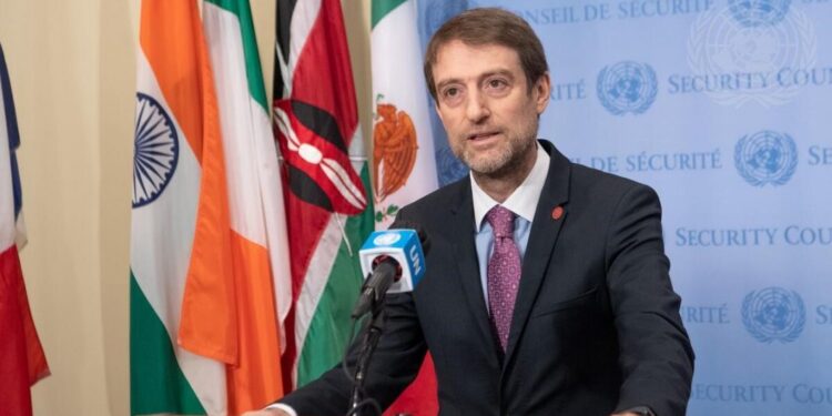 Ministri i Jashtëm i Shqipërisë flet në telefon me homologun në Maqedoni, i kërkon respektimin e ligjit për gjuhën shqipe