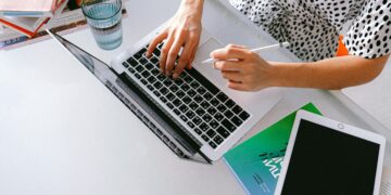 Si po e ndryshon freelancing-u jetën e të rinjve në Kosovë