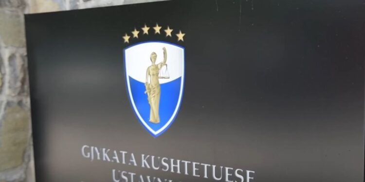 Topi te Gjykata Kushtetuese, pushteti e fillon presionin