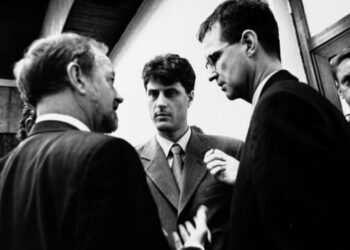 Selimi ndan foto të rralla të Thaçit pas kthimit nga Rambujeja, shihet në diskutim me Robin Cook