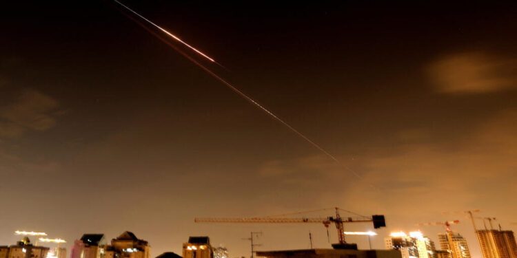 Houthi-t futen në luftë: rrezik i ri për tregtinë globale dhe çmimet e naftës