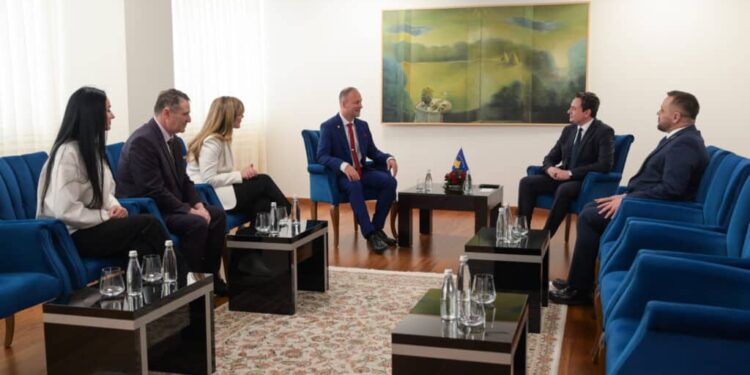 Kurti pret komandantin shqiptaro-amerikan të USS Pearl Harbor, theksohet partneriteti me SHBA