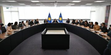 Kryeministri Kurti priti në takim drejtues dhe përfaqësues të organizatave ndërkombëtare të gazetarëve dhe mediave