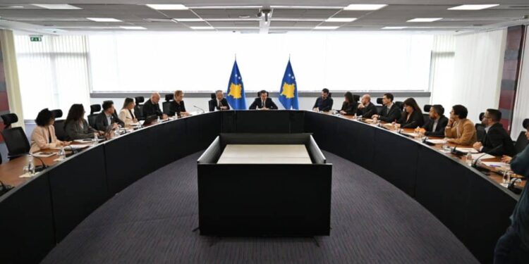 Kryeministri Kurti priti në takim drejtues dhe përfaqësues të organizatave ndërkombëtare të gazetarëve dhe mediave