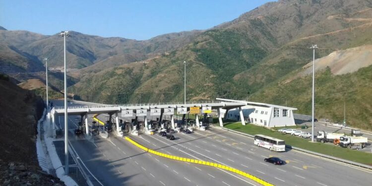 Tentoi t’i fuste “në të zezën” mbi 500 litra naftë nga Kosova në Shqipëri, arrestohet