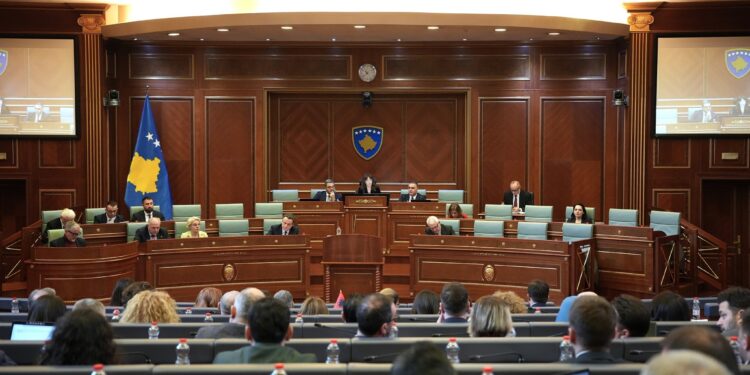 A do të vazhdojnë të paguhen deputetët pas vendimit të Gjykatës Kushtetuese për pezullimin e aktiviteteve të Kuvendit?