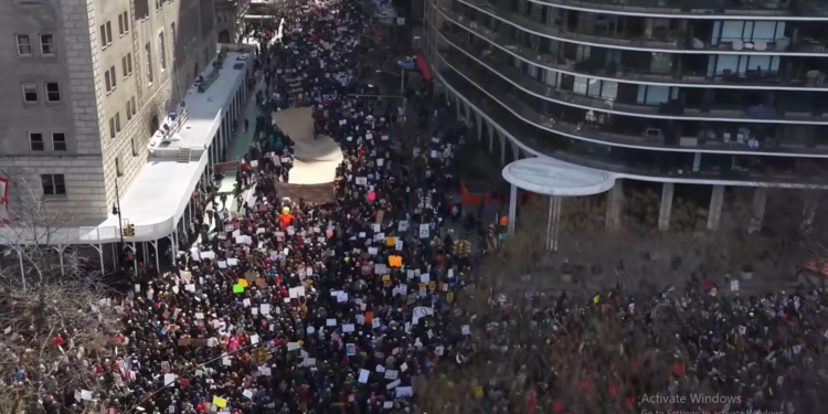 “Pa Mbretër” – protesta masive kundër Trump për luftën në Iran dhe krizën e jetesës